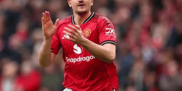 半岛体育APP-曼联拟降薪续约马奎尔至周薪10万镑，球员愿协商|哈里-马奎尔|合同|英格兰|俱乐部|高层_新浪体育_新浪新闻