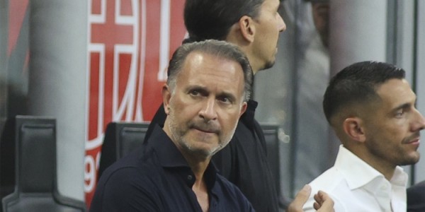 半岛体育官网-迪马：米兰老板卡迪纳莱今日探班球队，与球员、阿莱格里见面拥抱