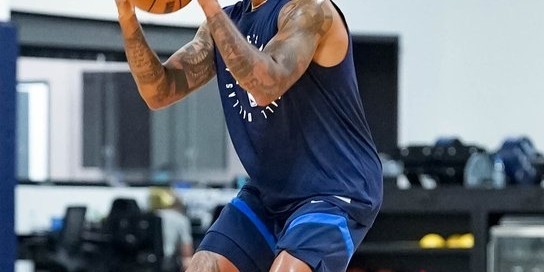 独行侠新援拉塞尔投入训练，官方发布多图展现季前备战状态