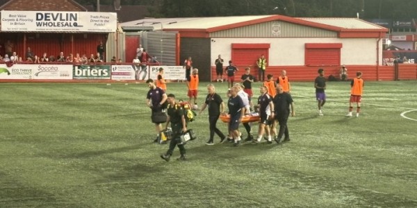 曼联新星科内重伤离场 19岁小将佩戴护具担架送医