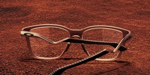  有变帅吗？姆巴佩发布佩戴欧克利联名眼镜的宣传图